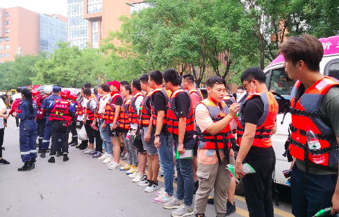 抗洪救災(zāi)，義賣三天，所得全部捐獻(xiàn)受災(zāi)區(qū)域