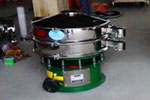 800型單層三次元振動(dòng)篩，產(chǎn)量可達(dá)800kg/h。