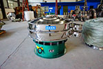 1200型三次元振動(dòng)篩，產(chǎn)量可達(dá)2100kg/h。